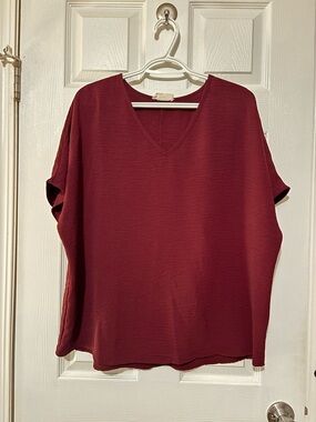 entro V-Neck Short Sleeve Top in Burgundy